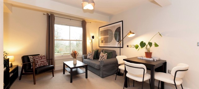 Stunning 1 BR Surbiton with views, near station - Pass the Keys
