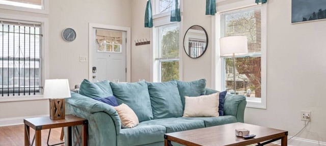 Stunning 2 BR King Bed Suite ~ Steps from Walnut
