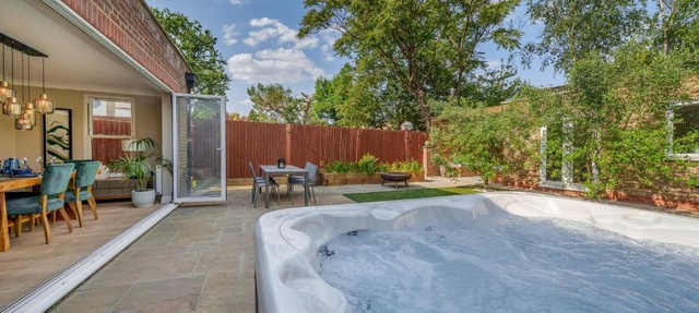 Stunning 3B2Ba Huge entertaining space and hottub!