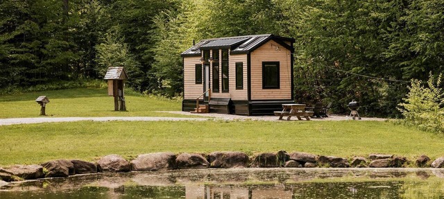 Stunning Cedar Tiny House with Sauna Access for a Romantic Getaway in Chester, Vermont