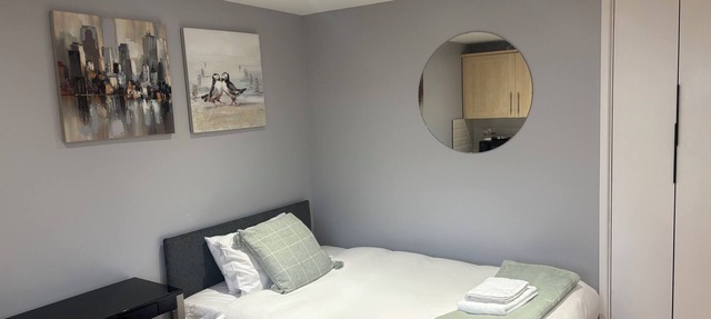 Stunning, chic and bright studio apartment in the heart of Hemel Hempstead.