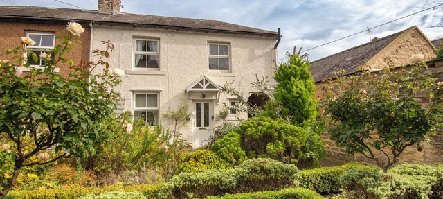 Stunning courtyard cottage set back from the River Coquet. With castle views.