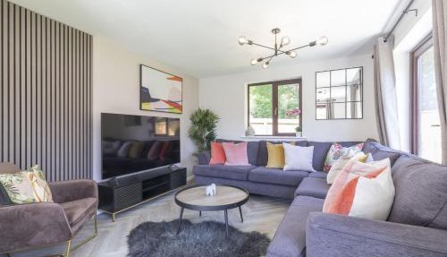 Stunning Five Bed Detached Home with Hot Tub