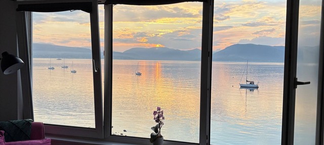 Stunning high spec apartment with Panoramic river views of the Clyde.