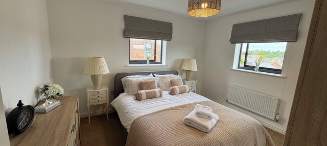 Stunning Modern 2-bedroom apartment in Uxbridge with Lift & parking. Fast Wi-Fi