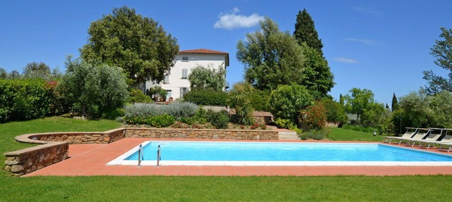 Stunning private villa for 10 guests with private pool, WIFI, TV, patio, pets allowed and parking