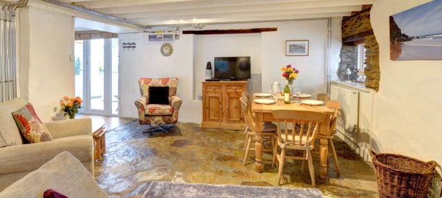 Stunning private villa for 4 guests with WIFI, TV, patio and pets allowed