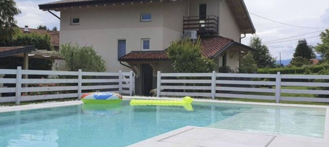 Stunning private villa for 8 people with A/C, private pool, hot tub, WIFI, TV and patio