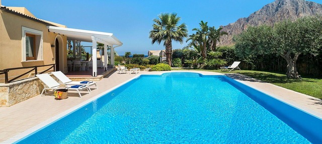 Stunning private villa for 6 guests with private pool, A/C, WIFI, TV, veranda and panoramic view
