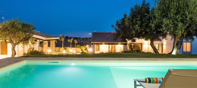 Stunning private villa for 10 people with private pool, WIFI, A/C, TV and patio