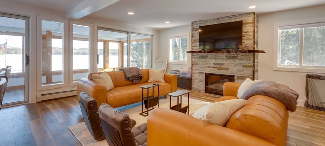 Stunning Sunapee Lake Getaway w/Hot Tub!