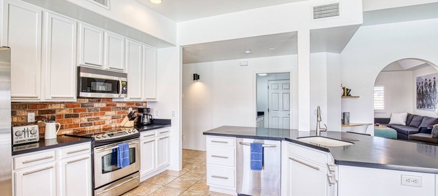 Stunning Views with POOL in Oro Valley!