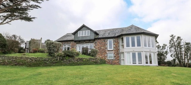 Stunning Waterfront Escape 4 Bedrooms, 4 Bathrooms, Piano and Games Room!
