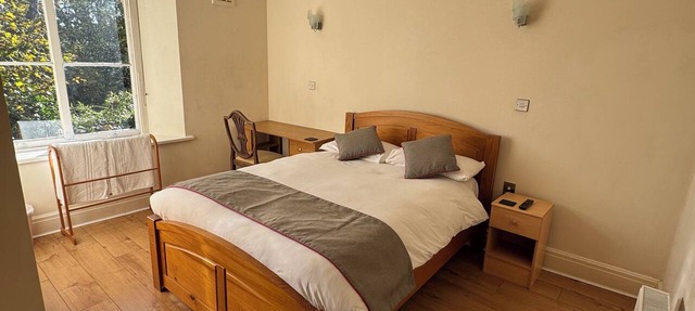 Stylish 2 Bed En-Suite Flat Parking Fast Wi-Fi 10 minutes from City Centre