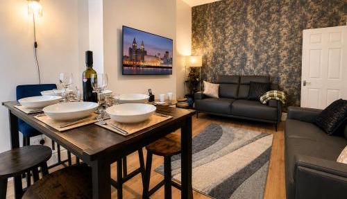 Stylish 4BR for Groups, Sleeps 7, 2 WCs, Free Parking