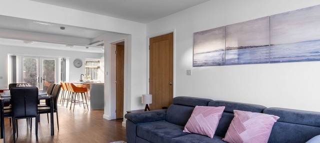 Stylish 5-Bed Home with Driveway and Garden