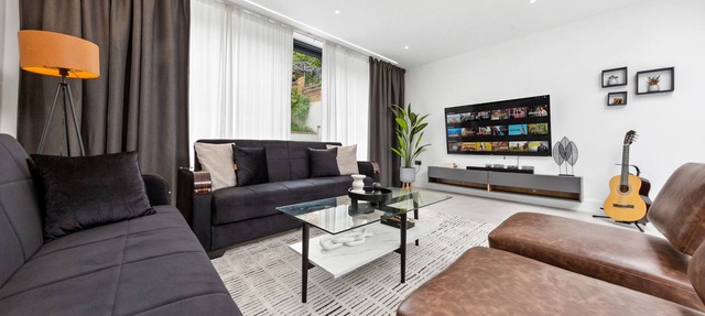Stylish 5BR + Spacious Parking | 7 Beds Sleeps 11