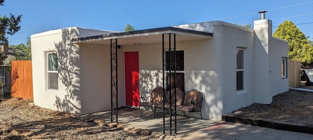 Stylish Adobe house, private yard & parking in downtown Cortez