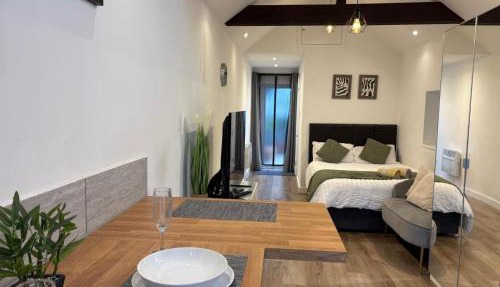 Stylish Detached Studio, Banstead with off street Parking