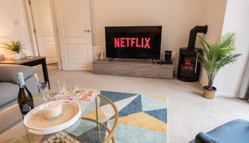 Stylish Detached Upton Home Sleeps 8 Parking