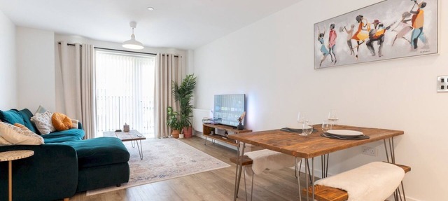 Stylish Flat Near Charlton Station - Pass the Keys