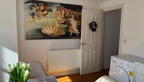 Stylish flat with parking close to many beautiful Cornish beaches