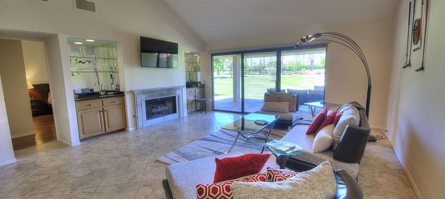 Stylish Golf Course Condo with Spectacular Mountain Views – LQ155