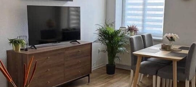 Stylish maisonette - 4 beds, 2 smart TVs