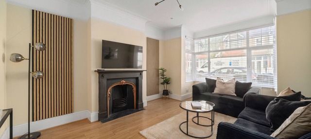 Stylish Modern 3 Bedroom Home in London with a Garden