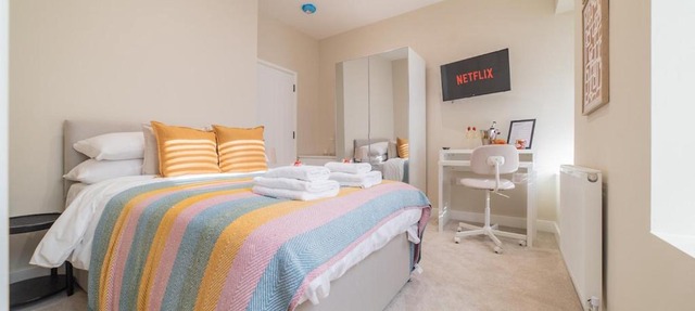 Stylish Private Studio Room with Ensuite Shared Kitchen & Lounge Near City Centre