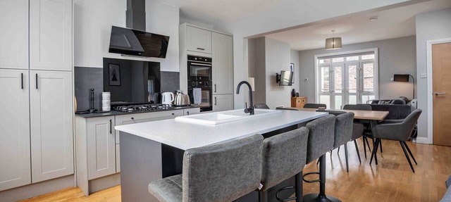 Stylish & Spacious 3 Bed Apartment with Parking