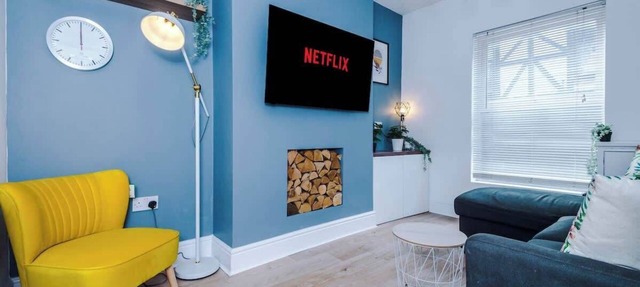 Stylish & Spacious home, Great Location, sleeps 6!