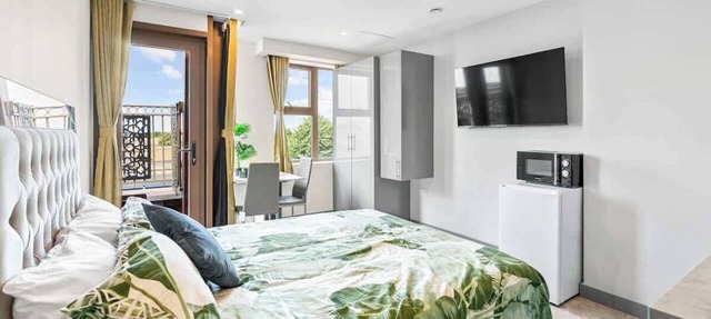 Stylish Studio with Balcony near Ilford Station