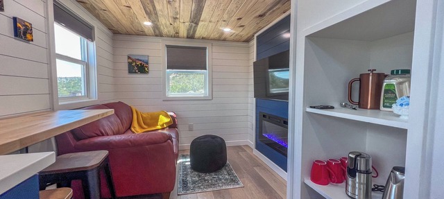 Stylish Tiny Home Loft Hot Tub Valley Views Near Sedona