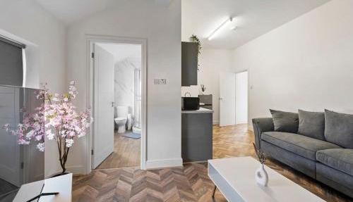 Stylish two bedroom flat in Woolton village