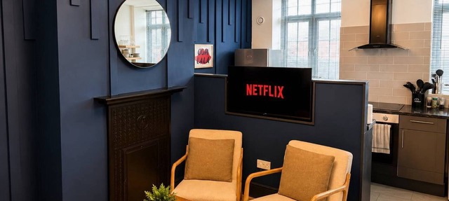 Stylish Warrington Stay -2 King Beds -Netflix
