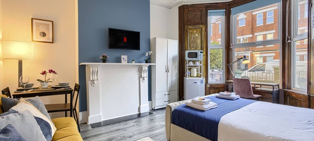 Suite-Deluxe-Shared Bathroom-Street View-1