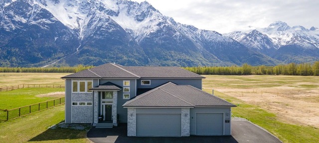 Summer Wind North - Luxurious Home w/Hot Tub, & Epic Views! Near Reindeer Farm!