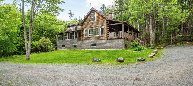 Summers - Large classic cottage with sandy beach on Mooselookmeguntic Lake