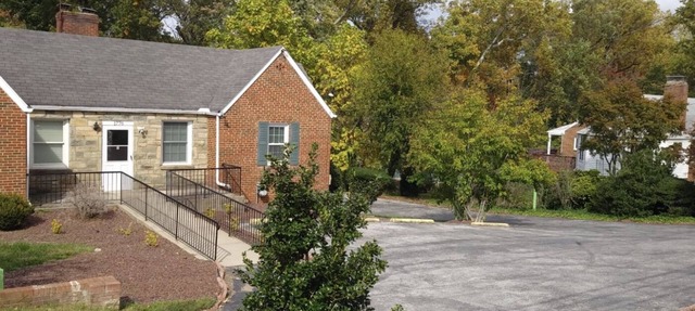Sunlight floor apartment with parking near Washington DC