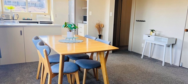 Sunny 3 bedroom apartment next to Blake Park!
