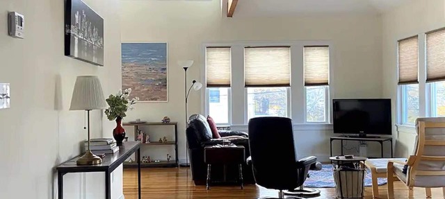 Sunny and spacious 2-BR condo near Hospitals, Universities and Biotechs