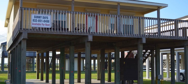 Sunny Days - Beautiful, large Deck, and Nice Views! Free WIFI & Pet-Friendly!