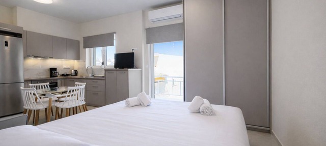 Sunny Minimal Studio Near Metro by ΜΡS