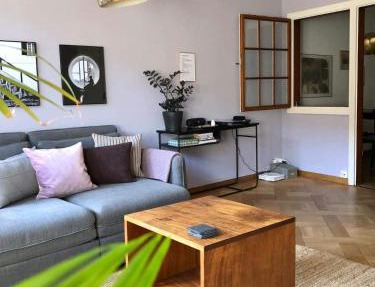 Sunny Old Town Flat-Walk Everywhere-Sleeps 4