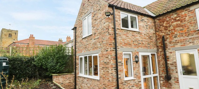 SUNNYSIDE GARDEN COTTAGE, pet friendly, with a garden in Husthwaite