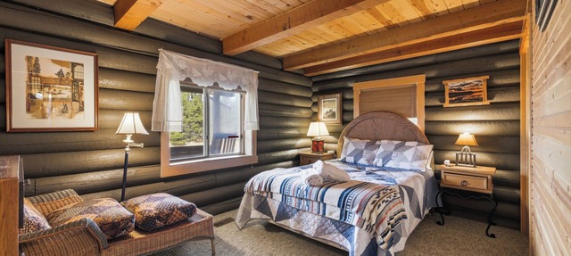 Sunriver Riverfront Log Cabin With Hot Tub