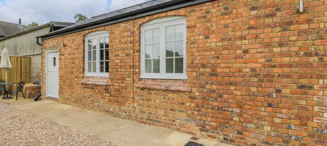 SUNSET COTTAGE, pet friendly, with a garden in Tiffield