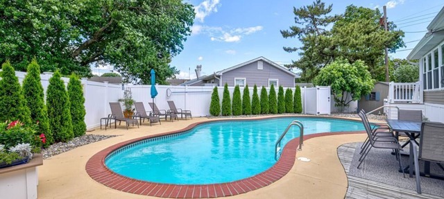 SUNSET DREAMS, POOL, PET FRIENDLY 4BR/2BA Sleeps 12
