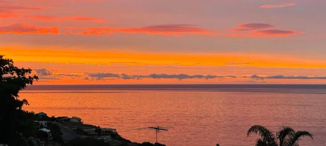 Sunset Ocean Deck, Garden BBQ, Fast Wi-Fi, Walk to Beach – Romantic Coastal Stay
